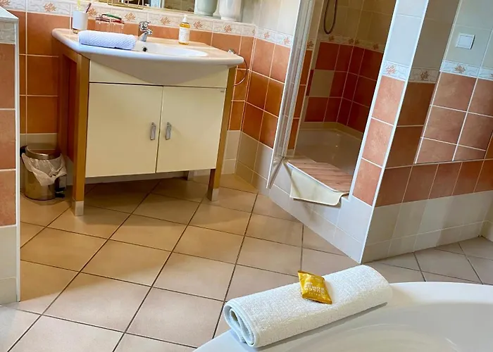 Le Clos De La Barre - Maison De Charme Au Calme -A 10 Min Des Plages Du Debarquement - Petit-Dejeuner Maison Отель типа 