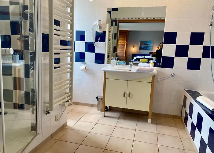 Le Clos De La Barre - Maison De Charme Au Calme -A 10 Min Des Plages Du Debarquement - Petit-Dejeuner Maison Отель типа 